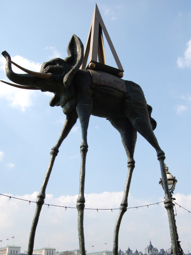 Скульптура Сальвадора Дали на набережной Темзы.
http://public.fotki.com/lvenka/central_london/imgp3070.html Snowleo