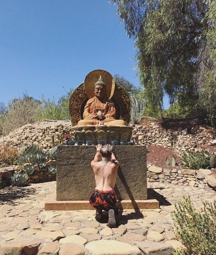 Ничего святого: Пэрис Джексон снялась топлесс у статуи Будды