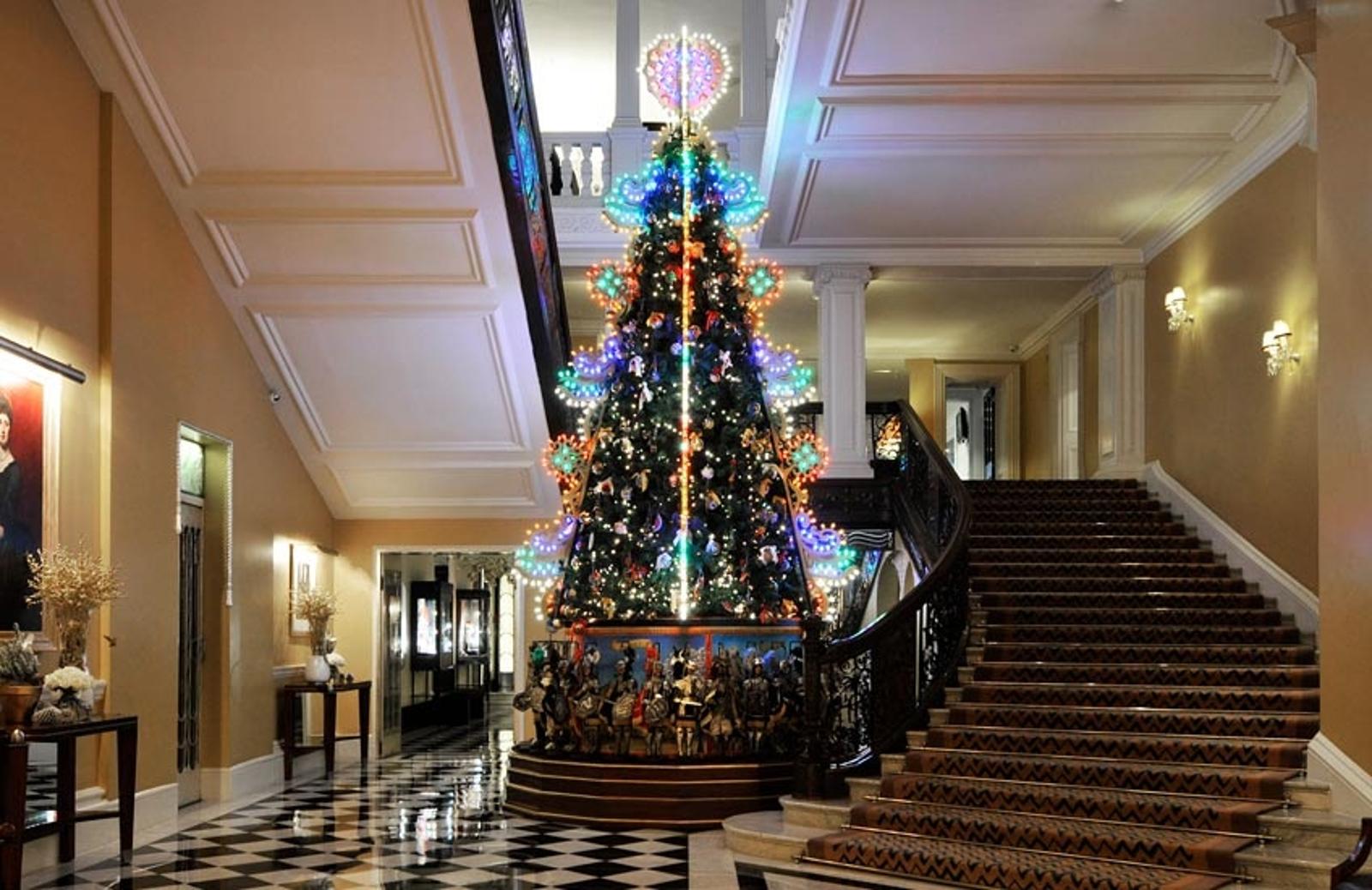 Рождественская елка в отеле Claridge's