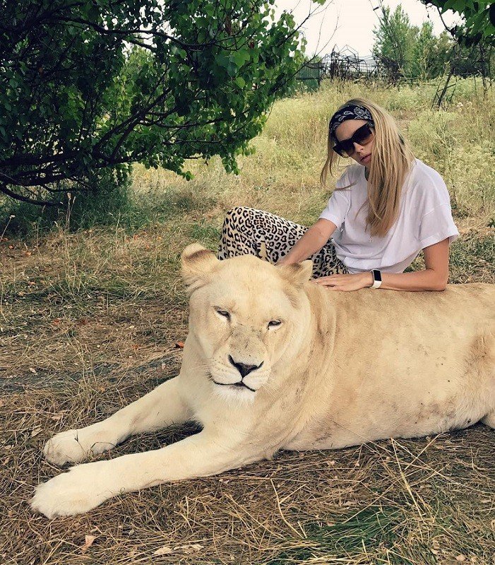 Фотография с львицей вызвала отвращение у фанатов Перминовой