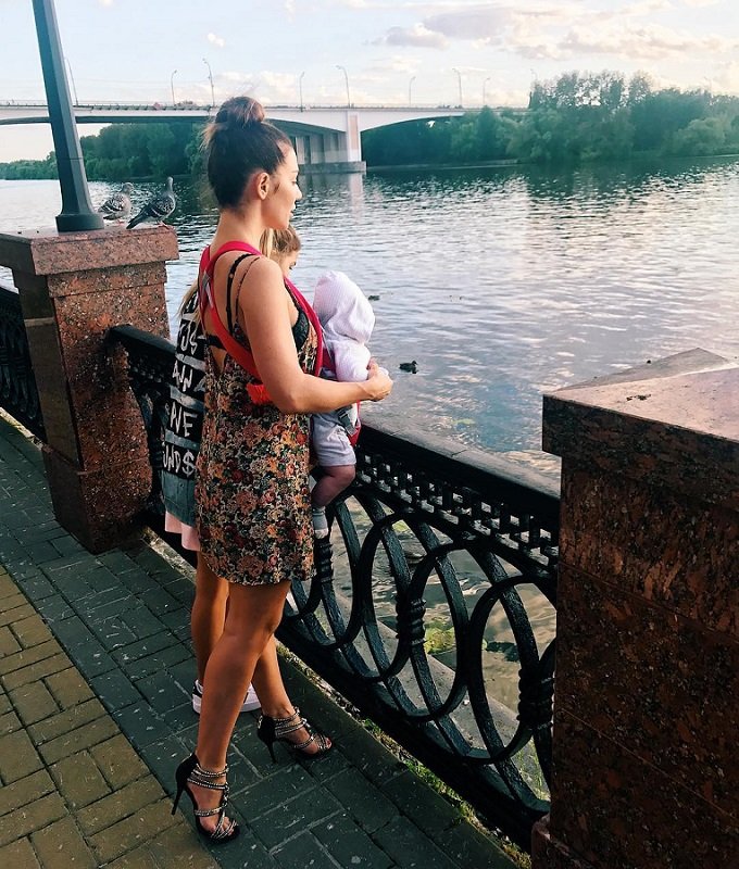 Анна Седокова уверяет,  что часами гуляет с детьми на шпильках