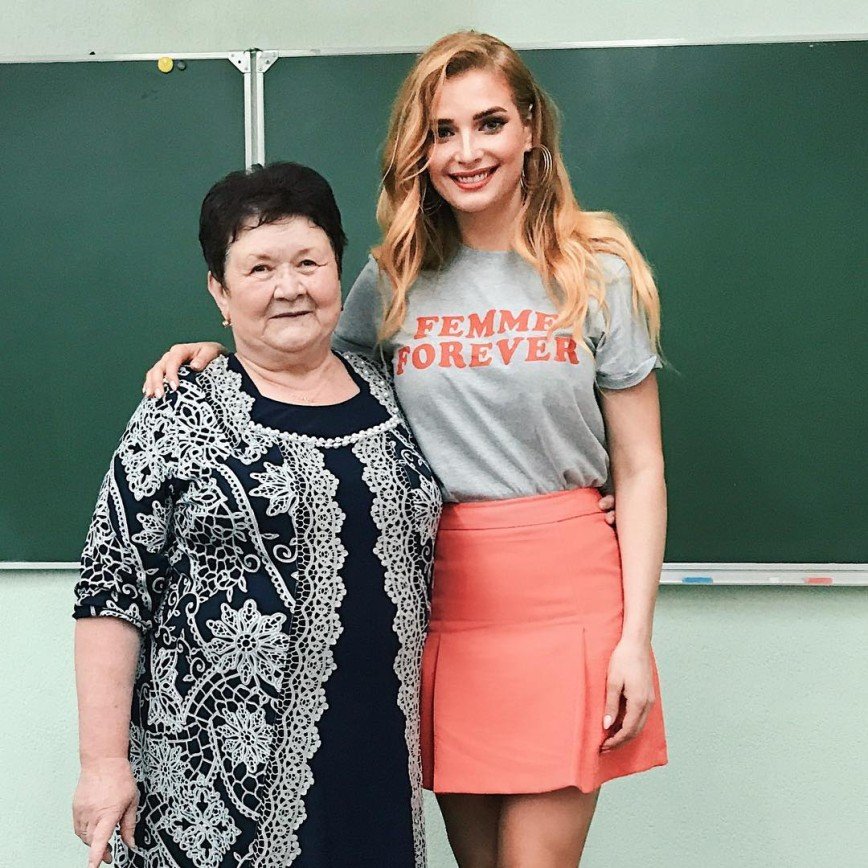 Татьяна Котова поздравила свою учительницу с праздником