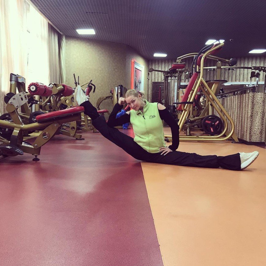 Анастасия Волочкова "расшпагатилась" в спортзале