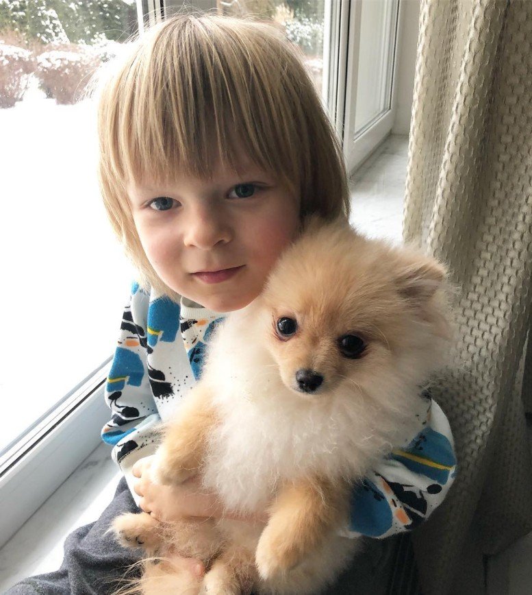 "Два сладких ребенка!": фото Саши Плющенко со щенком умилило его поклонников