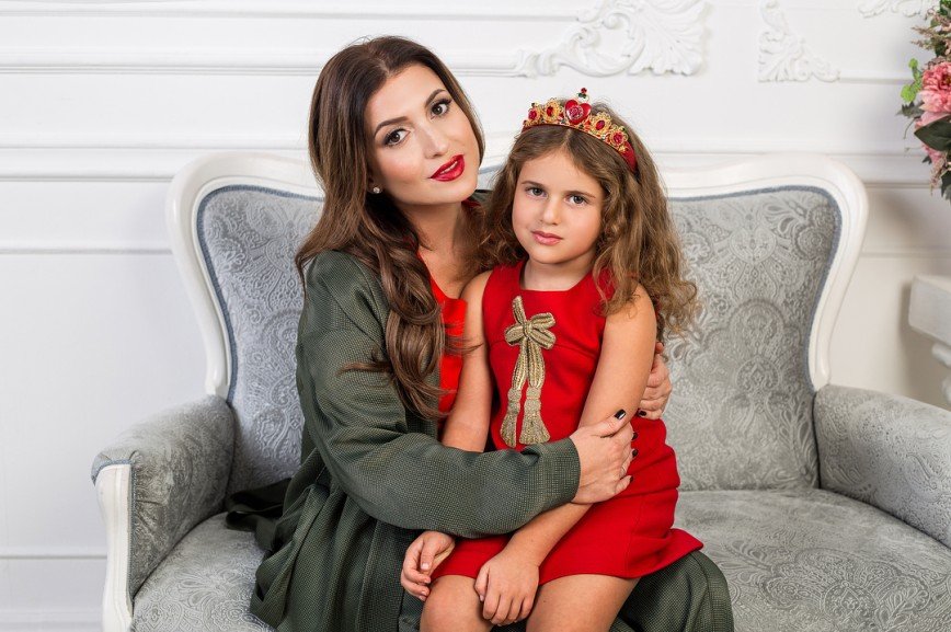 "Две принцессы": фото Жасмин с дочкой умилили поклонников