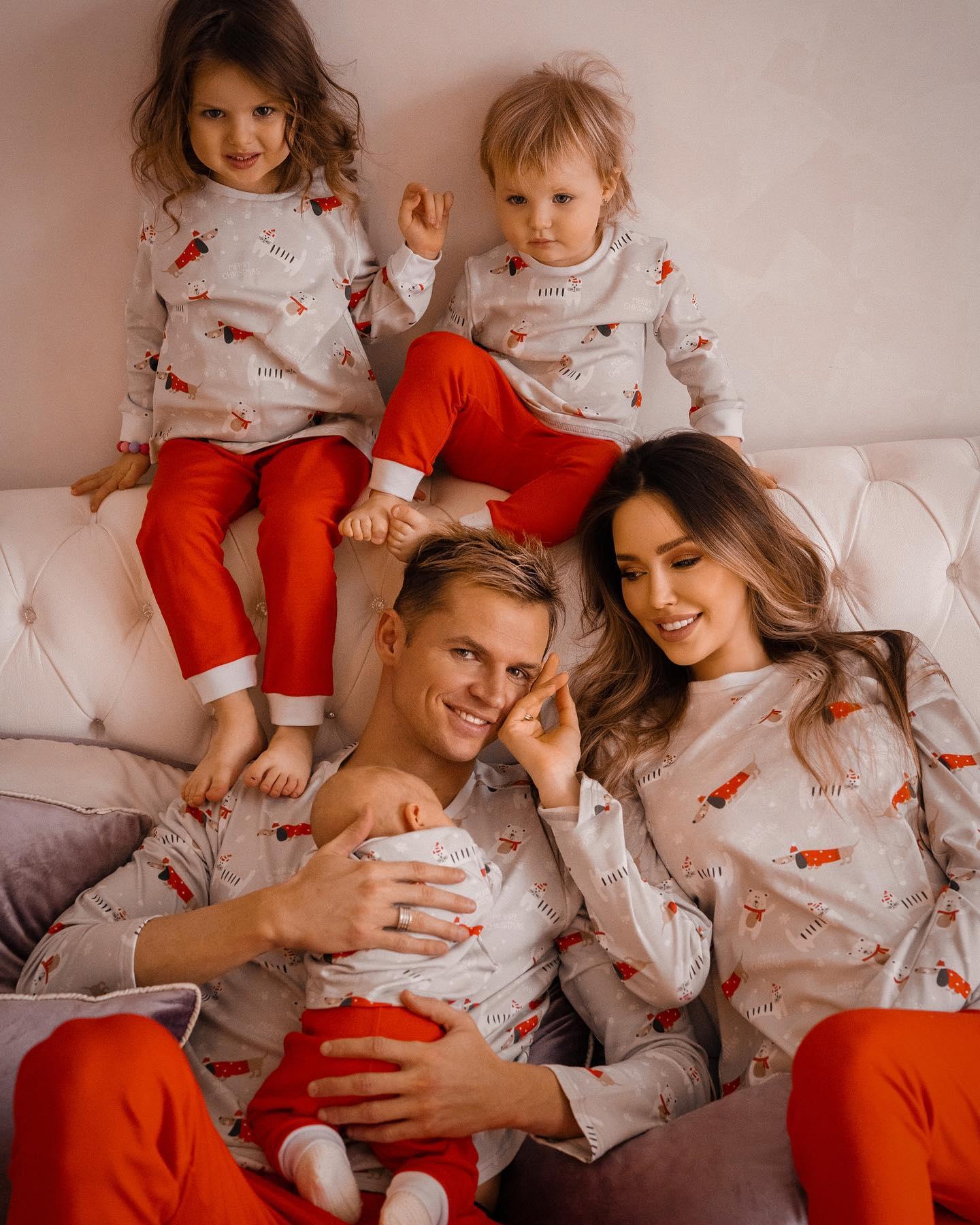 Дмитрий Тарасов с женой и детьми
