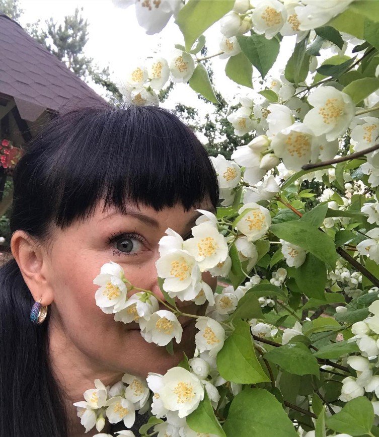 Нонна Гришаева выложила фото в цветах