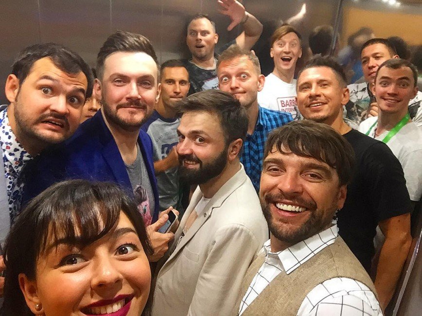 Марина Кравец собрала всех парней в одном лифте