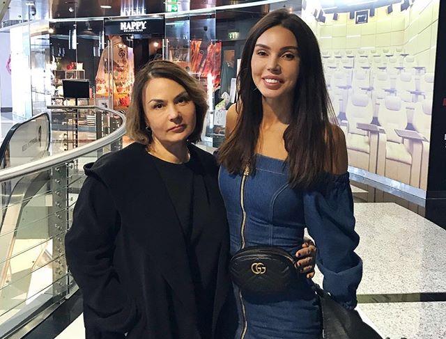 «Очень молодо выглядит»: Оксана Самойлова показала редкое фото с мамой