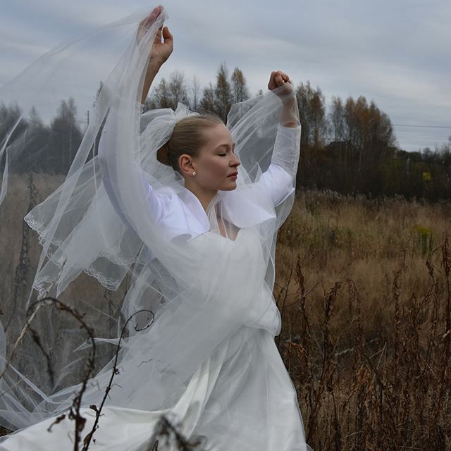  «Летящая невеста»: Юлия Пересильд в свадебном платье покорила сердца 