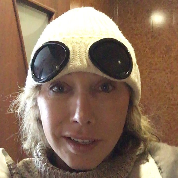 «В джипе упираюсь в потолок»: Елена Воробей похвалилась новой шапкой