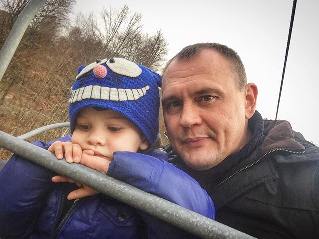 «Под копирку!»: Степан Меньщиков сравнил свою детскую фотографию со снимком дочки