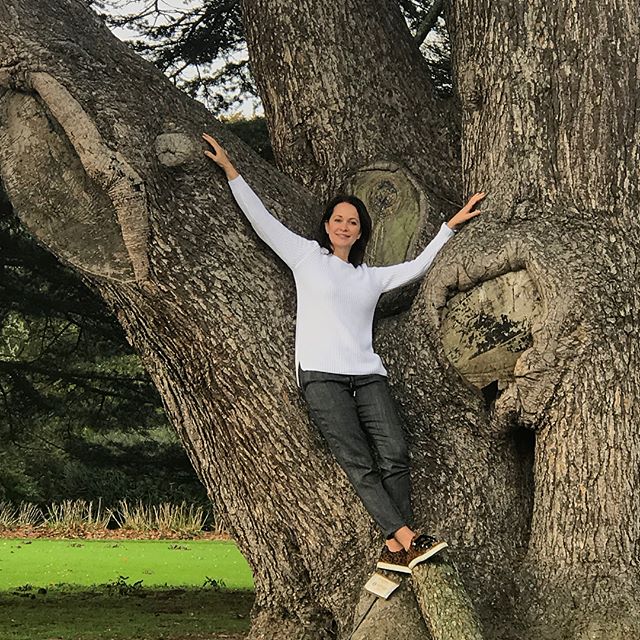 Ольга Кабо залезла на дерево, побывав в замке с привидениями
