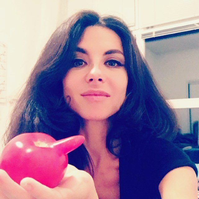 "Возбужденный помидор": овощи рады видеть Анну Плетневу