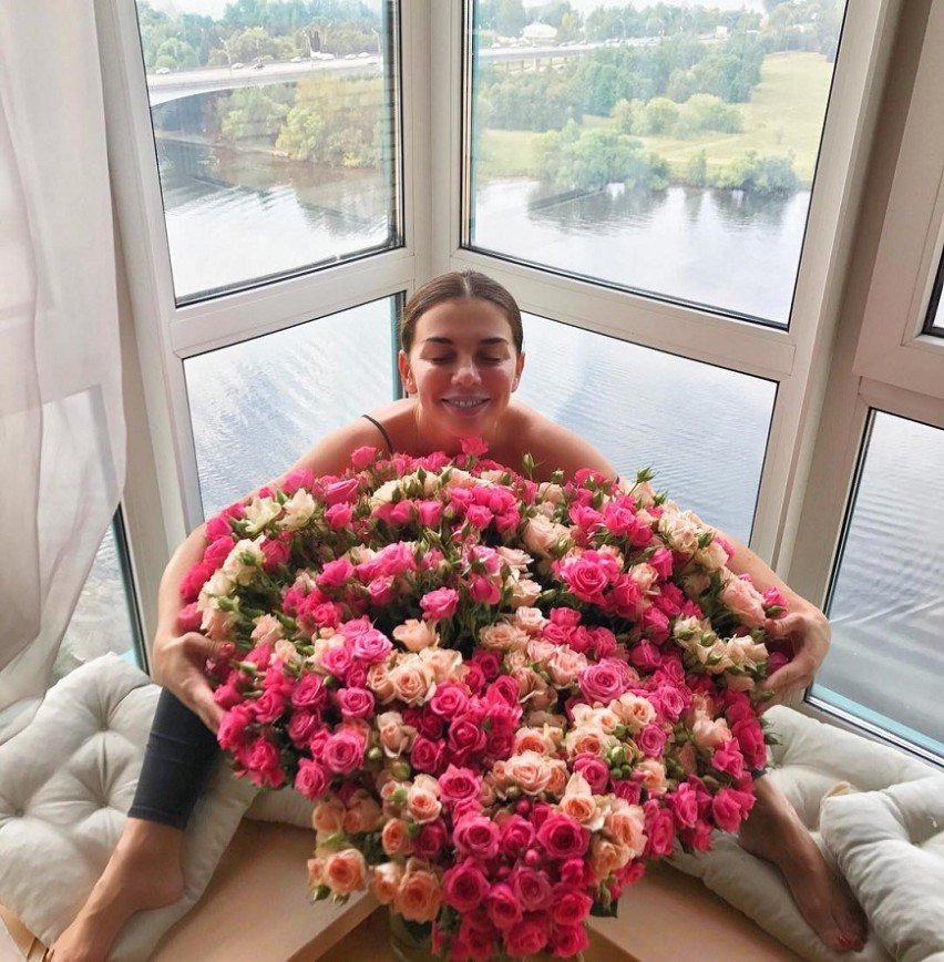 "Скоро родит еще одного": счастливая Анна Седокова появилась с букетом цветов