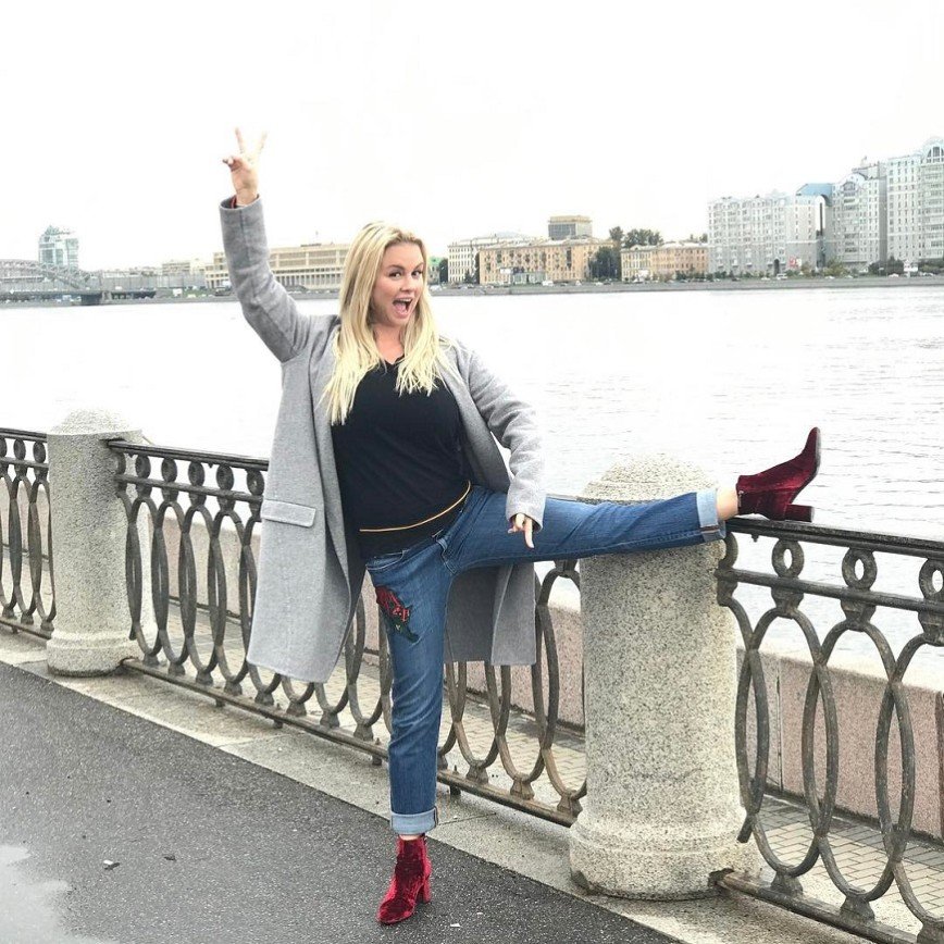 «Лучше бы замуж взяли»: Анна Семенович задирает ноги на улице