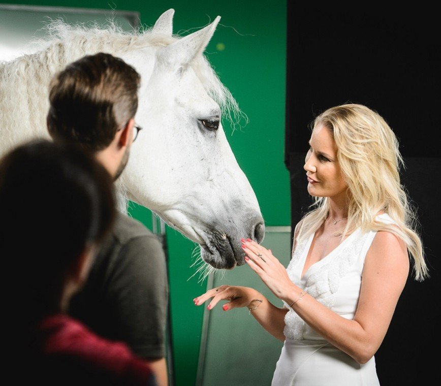 "Это что, живая лошадь?": Елена Летучая на съемках нового ролика для телеканала "Пятница"