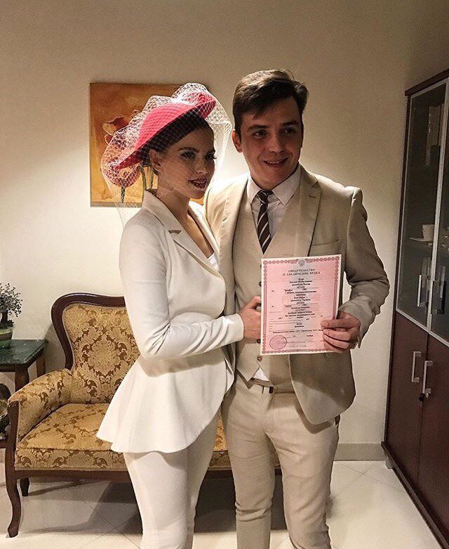 "Странный выбор": Саша Артемова вышла замуж в брюках