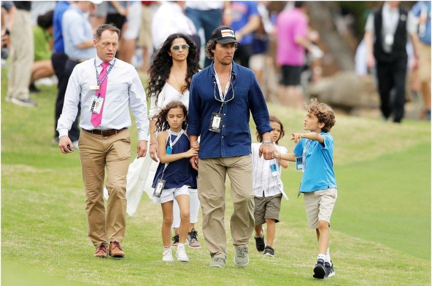 Голливудский актер Мэттью Макконахи приобщает своих детей к спорту
