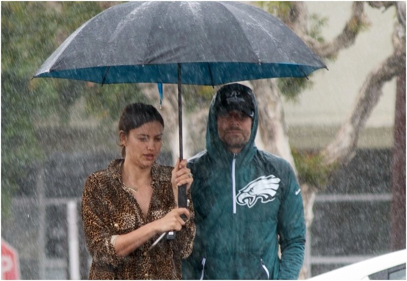Романтика под одним зонтом: Брэдли Купер и Ирина Шейк попали под дождь