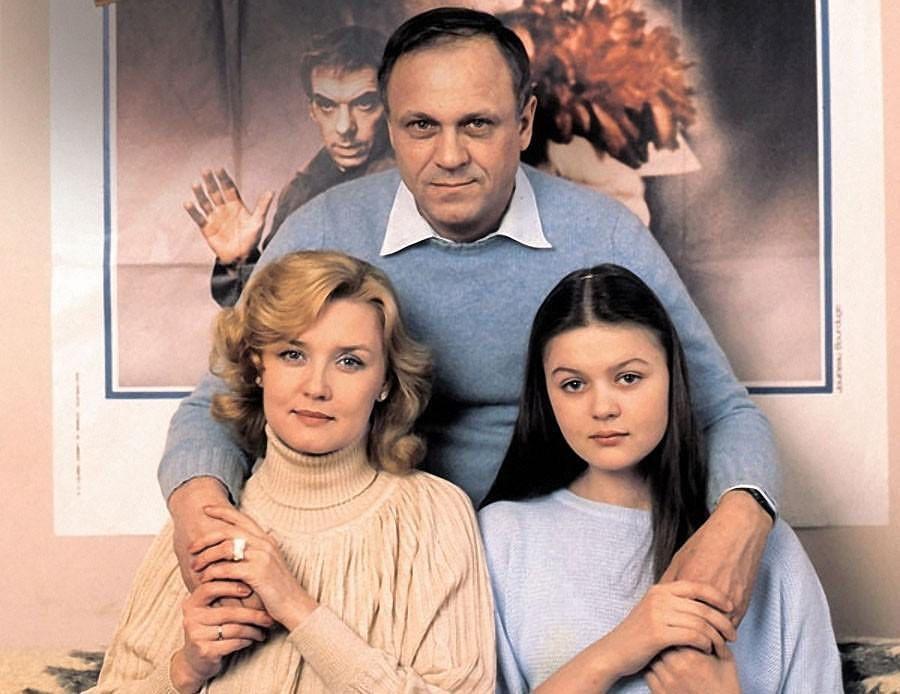 Юлия Меньшова в юности вместе с родителями