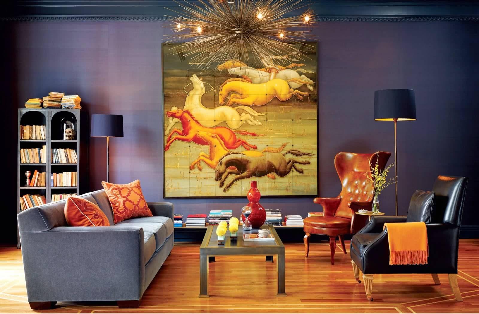 Дизайн интерьера, в котором цвета картины повторяются в мебели и деталях интерьера