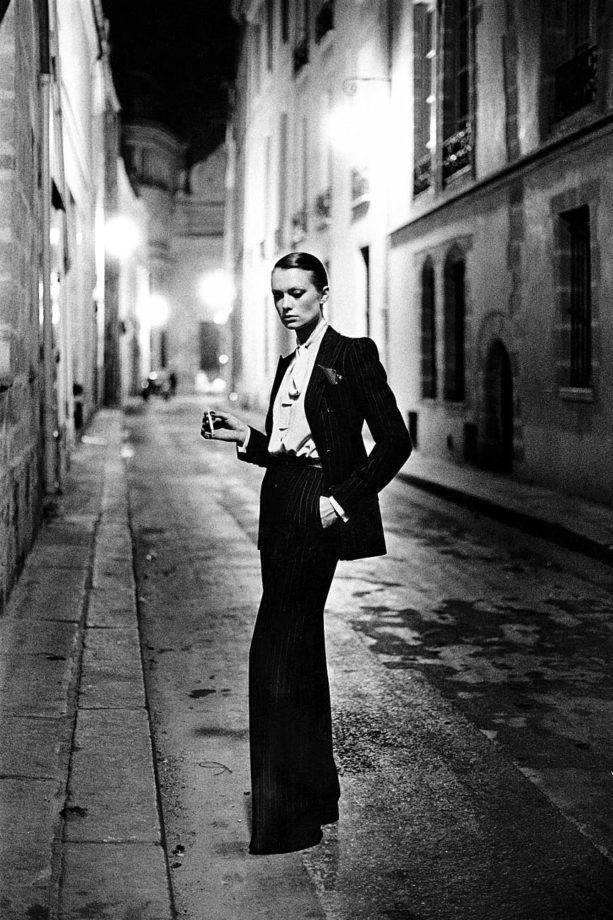 Самым знаковым изображением смокинга стала фотография Хельмута Ньютона, снятая в рамках серии Le Smoking для парижского Vogue в 1975 – Вибеке Кнудсен на rue Aubriot.