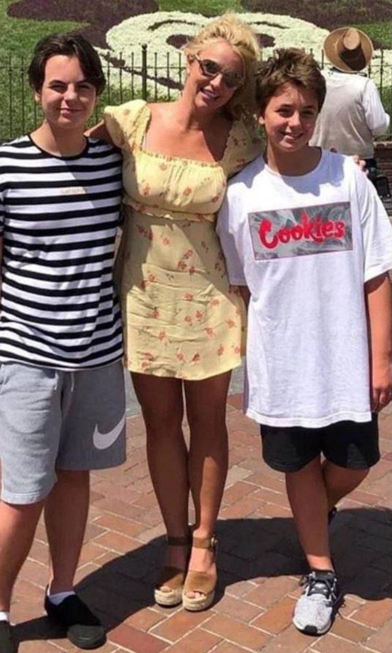 Бритни Спирс с сыновьями 