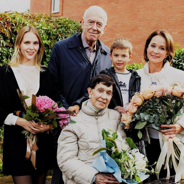 Ольга Кабо с родителями и детьми