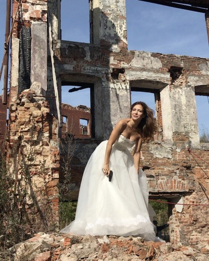 «Убила наповал»: Екатерина Климова в свадебном платье и при оружии