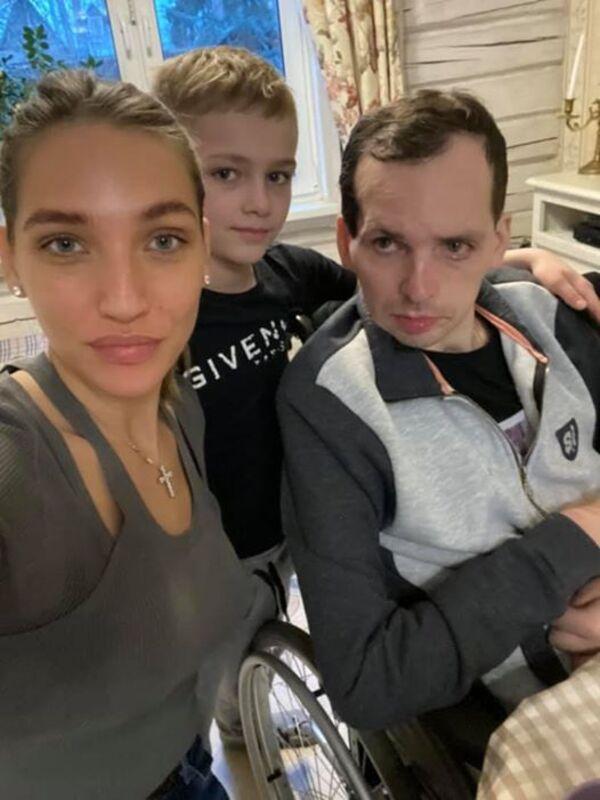 Алексей Янин с семьей