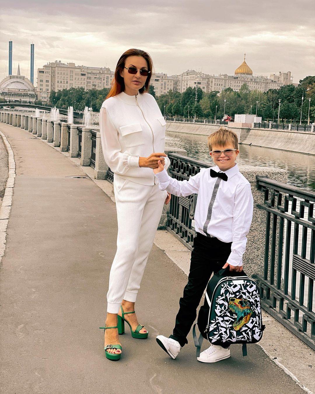 Эвелина Бледанс с младшим сыном 
