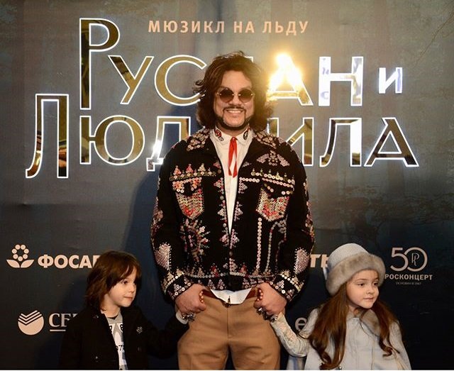 Филипп Киркоров вместе с детьми посетил премьеру ледового шоу «Руслан и Людмила»