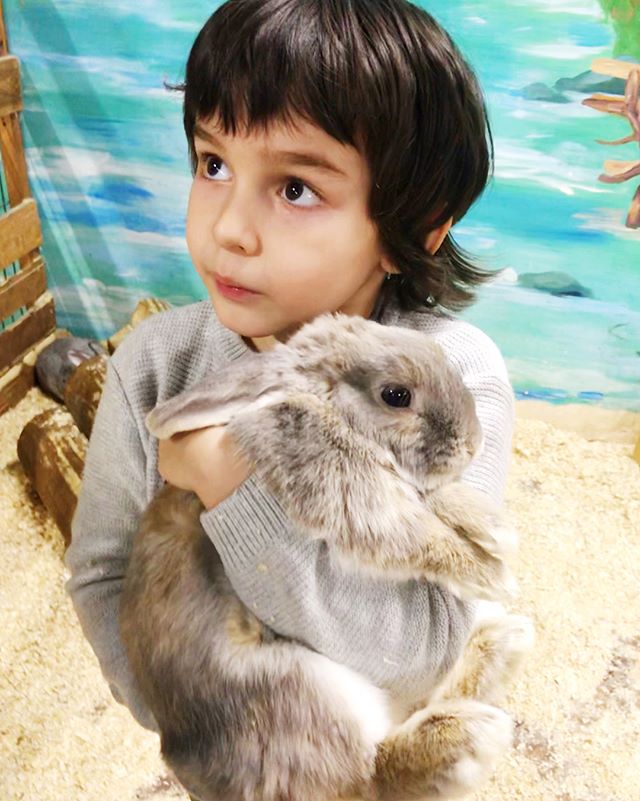 «Два зайчика»: Анфиса Чехова с сыном посетила контактный зоопарк