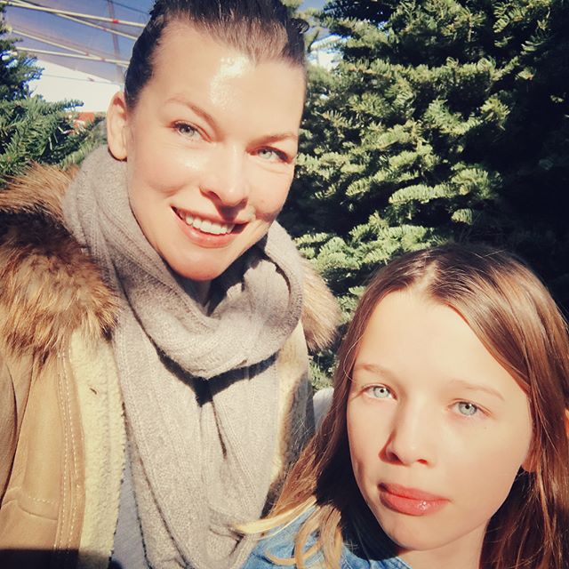 «Обе мамины»: Милла Йовович похвасталась двумя подросшими дочками