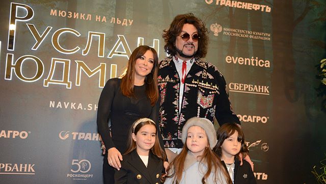 Филипп Киркоров вместе с детьми посетил премьеру ледового шоу «Руслан и Людмила»
