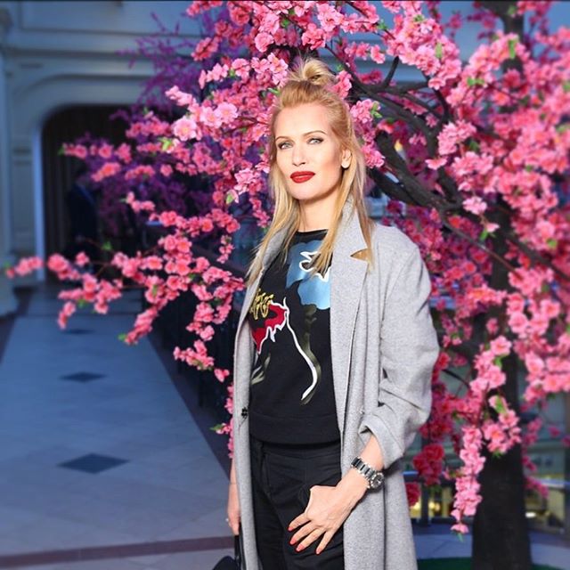 «Как подросток одета»: Олеся Судзиловская удивила образом на модном показе