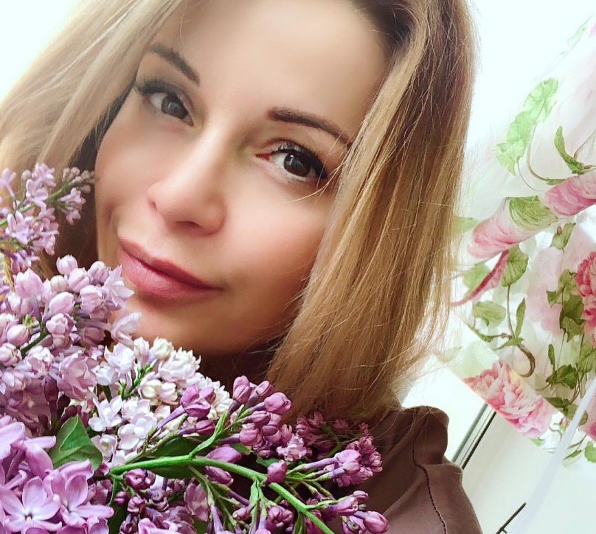 Телеведущая Ольга Орлова призывает мужчин дарить женщинам цветы
