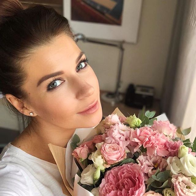 Актриса Екатерина Волкова предпочитает бриллиантам цветы 
