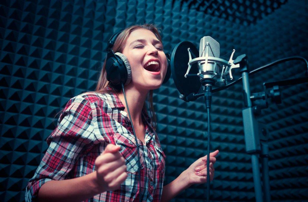 Занятия вокалом помогают научиться владеть своим голосом, что придаст вам больше уверенности в своих силах