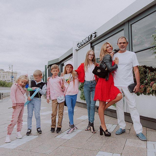 Блогер Адель Сергеенкова с детьми и другом хирургом Сергеем Блохиным 