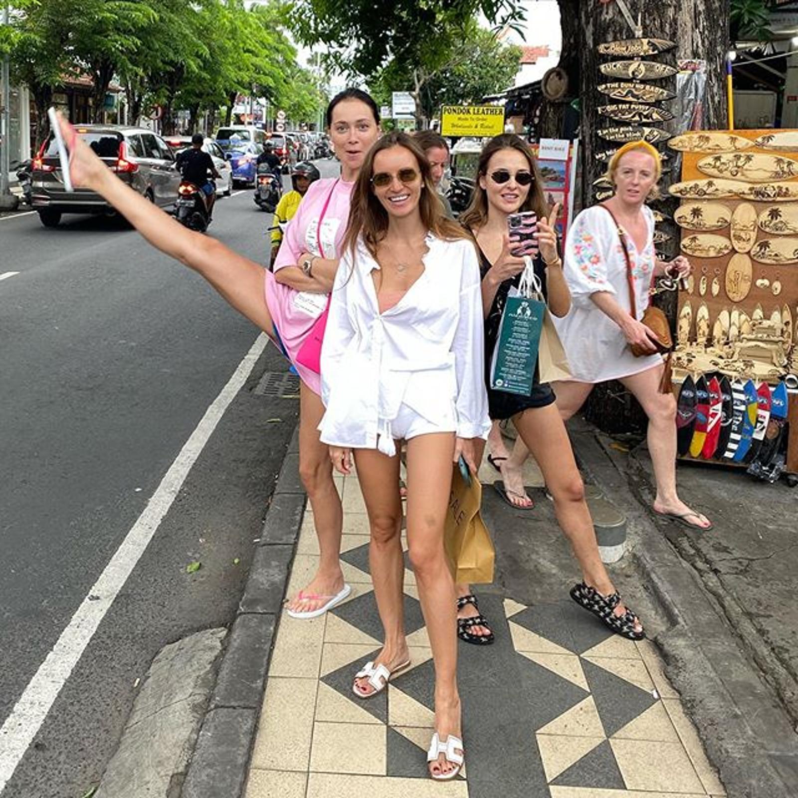 Актриса Настасья Самбурская ловит такси на Бали