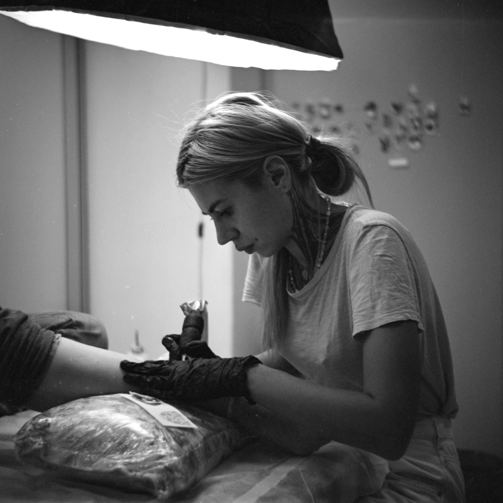 О микрореализме в татуировках, «неженской» профессии и заработках опытных мастеров в интервью с татуировщицей Анной Селезневой 