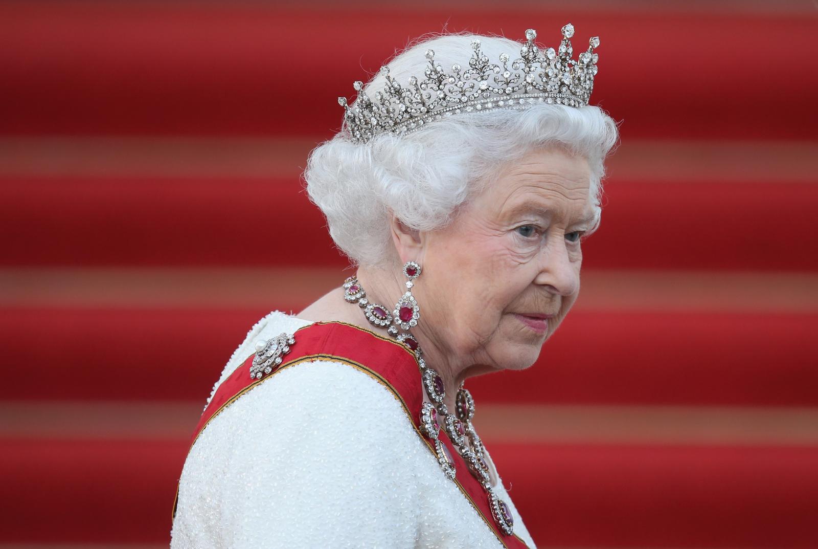 Елизавета II продемонстрировала прохладное отношение к сыну Меган Маркл и принца Гарри