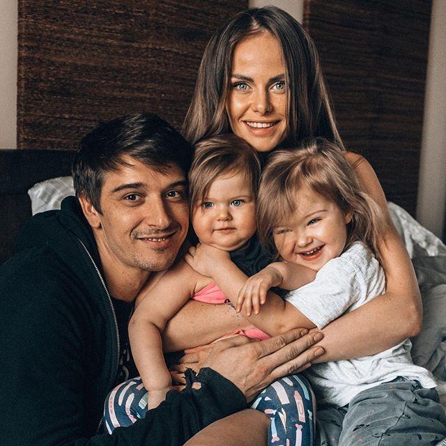 Станислав Бондаренко с женой и дочками 