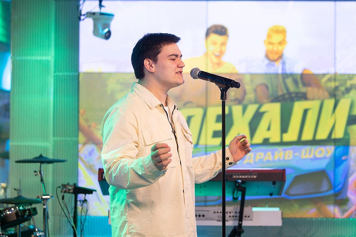 Александр Круг спел песню об отце в радиоэфире