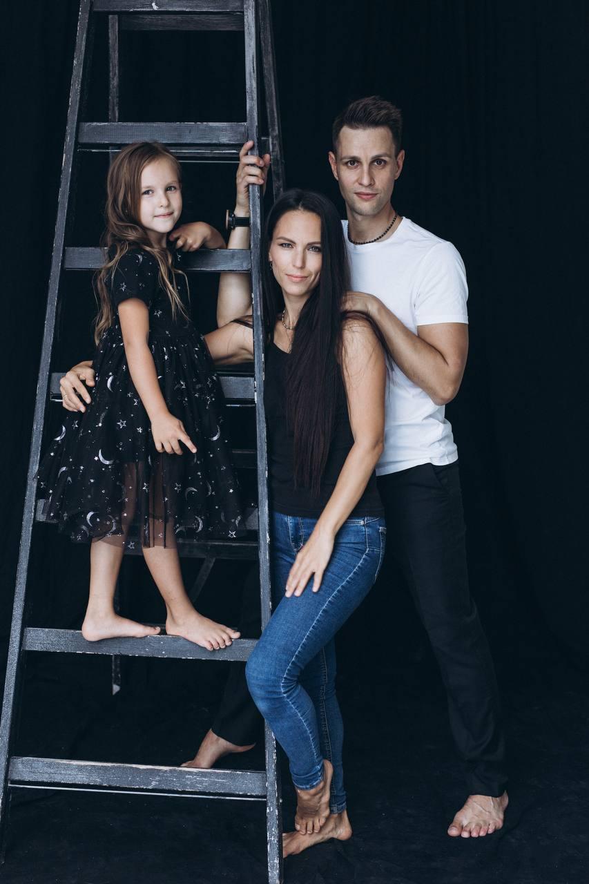 Илья Ларионов с женой и дочерью 