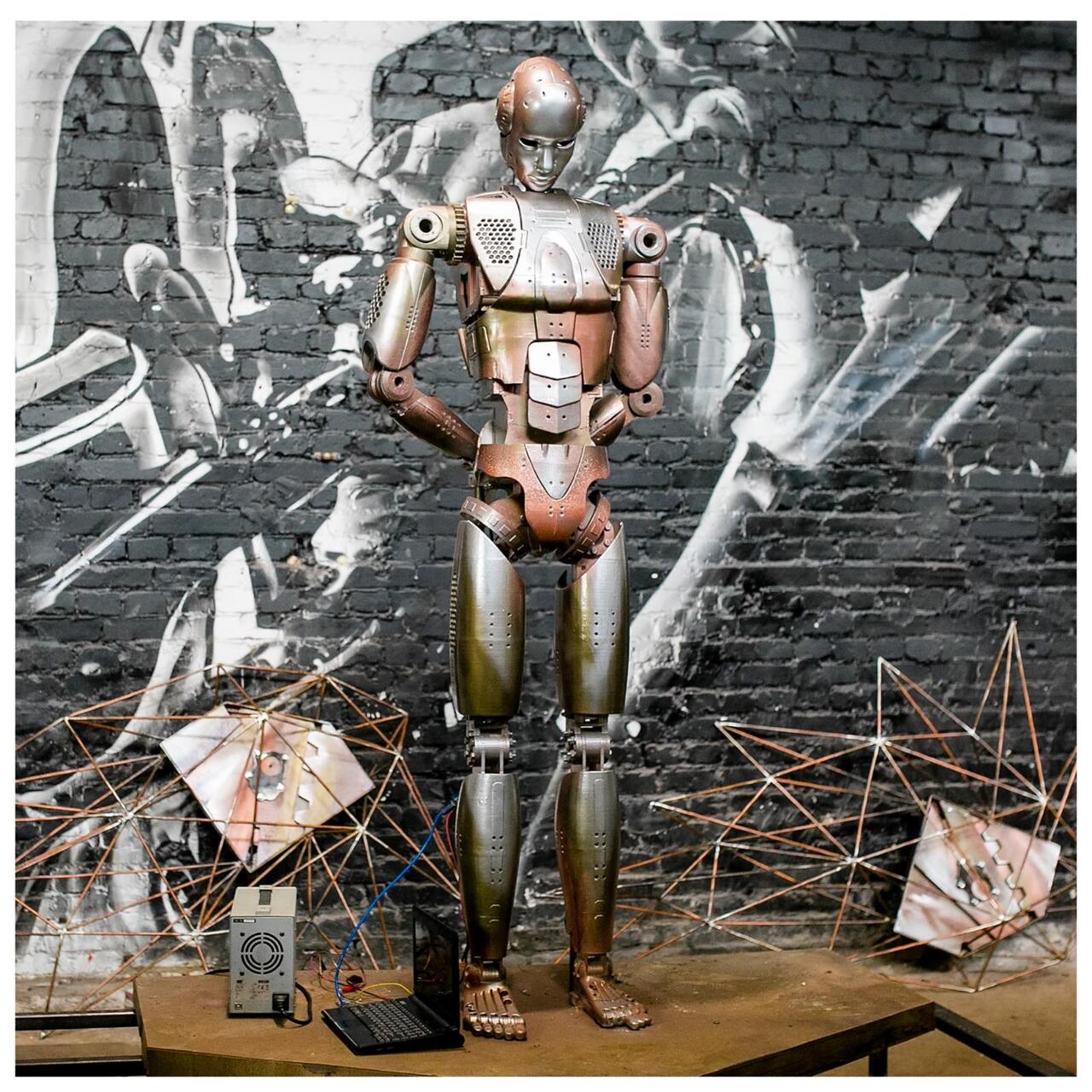 Электро-черепаха, робот-ангел, робот-рыбак и сцена-карусель: самые необычные экспонаты на фестивале Geek Picnic
