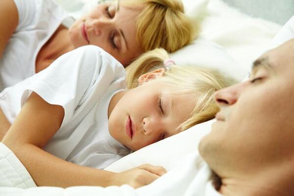 Специалисты бьют тревогу, если ребенок в 4 года и старше все еще спит с родителями