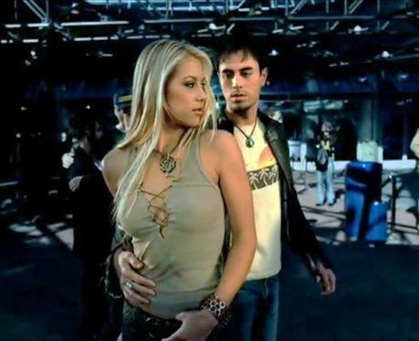 Анна Курникова и Энрике Иглесиас кадр из клипа «Escape»